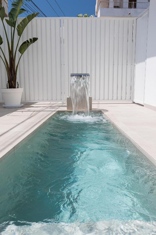 Basen w obiekcie Bossa Bay Suites with Private Pool - MC Apartments Ibiza lub w pobliżu