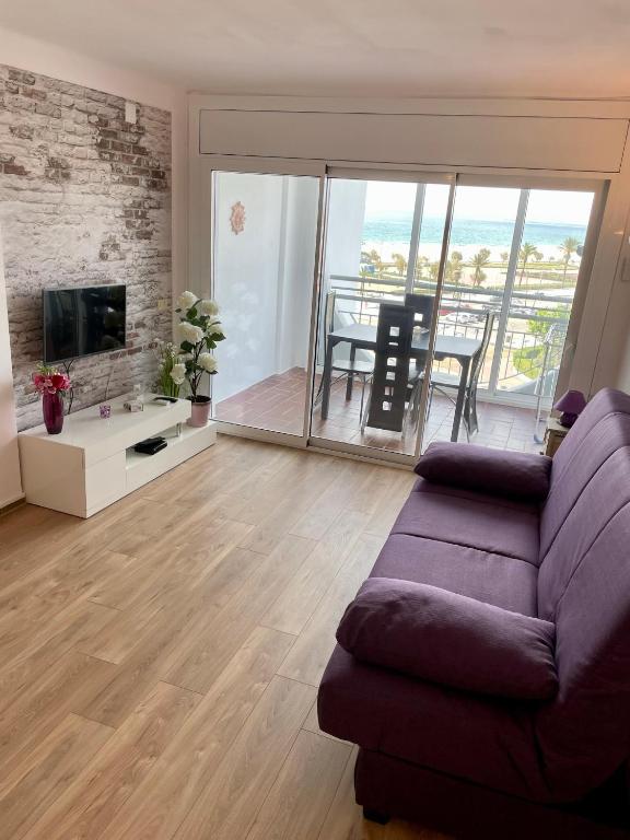 Televízia a/alebo spoločenská miestnosť v ubytovaní Grand Studio bahia2 501 avec terrasse face mer et coeur d Empuriabrava
