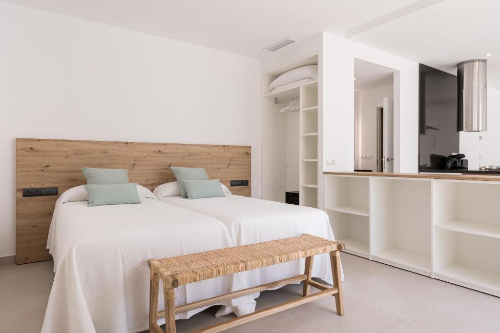Łóżko lub łóżka w pokoju w obiekcie Bossa Bay Suites with Private Pool - MC Apartments Ibiza