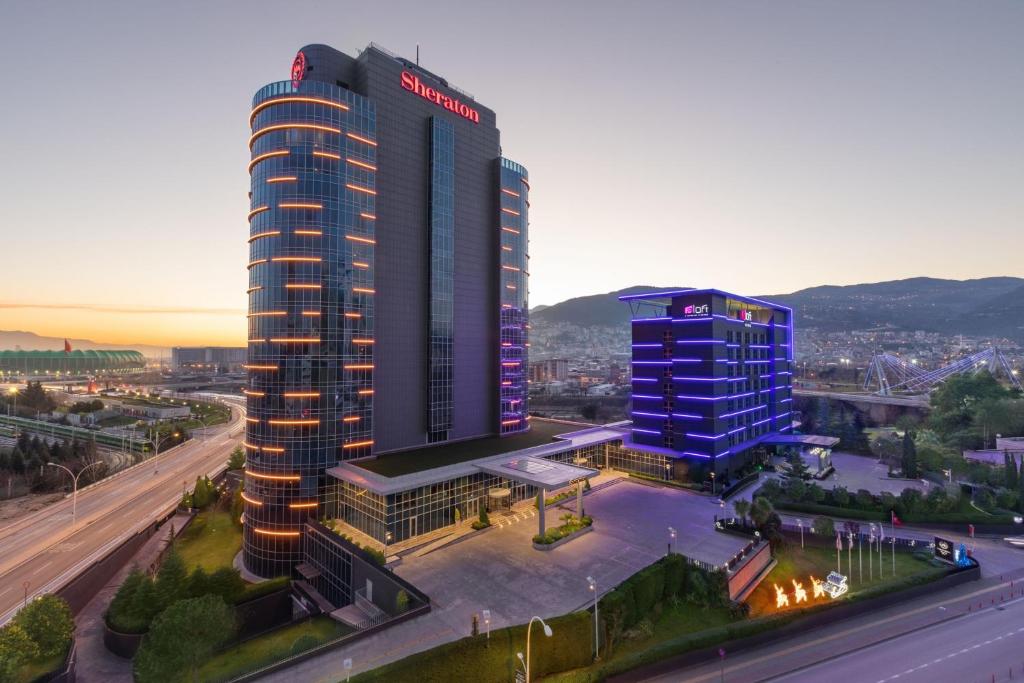 widok z góry na wysoki budynek w mieście w obiekcie Sheraton Bursa Hotel w mieście Bursa