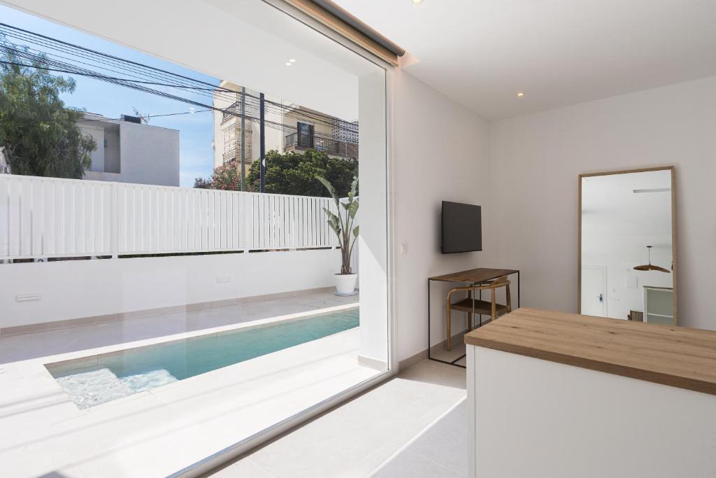 Telewizja i/lub zestaw kina domowego w obiekcie Bossa Bay Suites with Private Pool - MC Apartments Ibiza