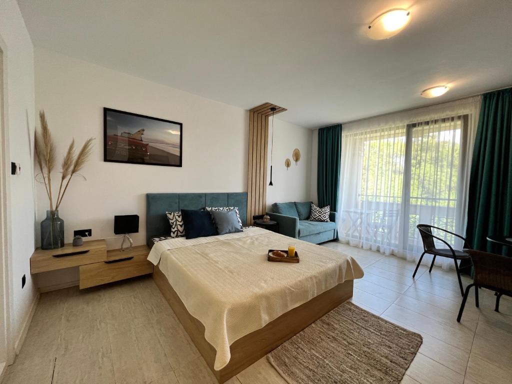 1 dormitorio con 1 cama grande y sala de estar en Луксозно студио 3G в Green Life Beach Resort en Sozopol