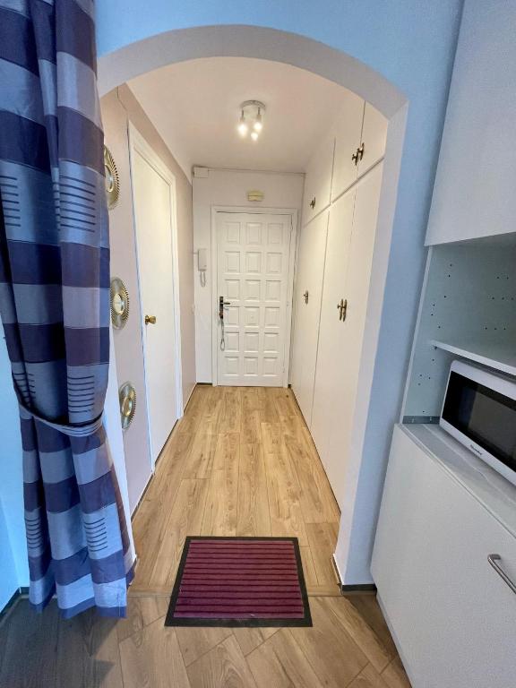 Kuchyňa alebo kuchynka v ubytovaní Grand Studio bahia2 501 avec terrasse face mer et coeur d Empuriabrava