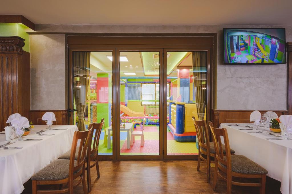TV a/nebo společenská místnost v ubytování Spa Hotel Ezeretz Blagoevgrad
