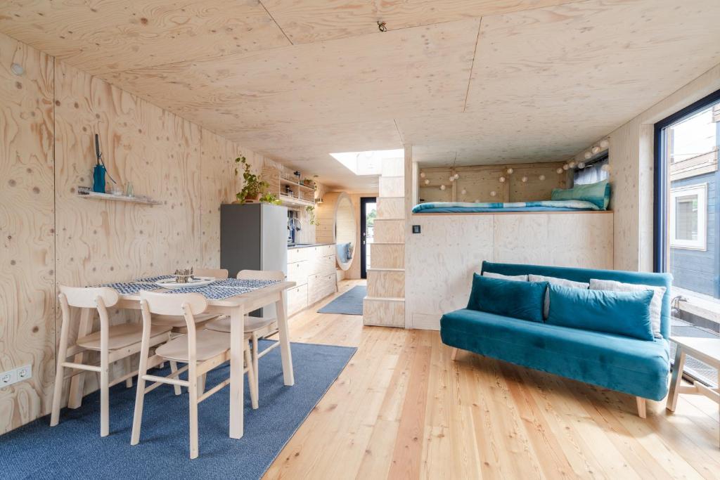Kuchyň nebo kuchyňský kout v ubytování Hausboot AHOI hochwertiges Hausboote mit großer Terrasse und Kamin