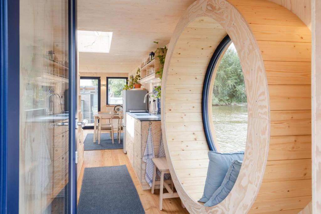 Posezení v ubytování Hausboot AHOI hochwertiges Hausboote mit großer Terrasse und Kamin