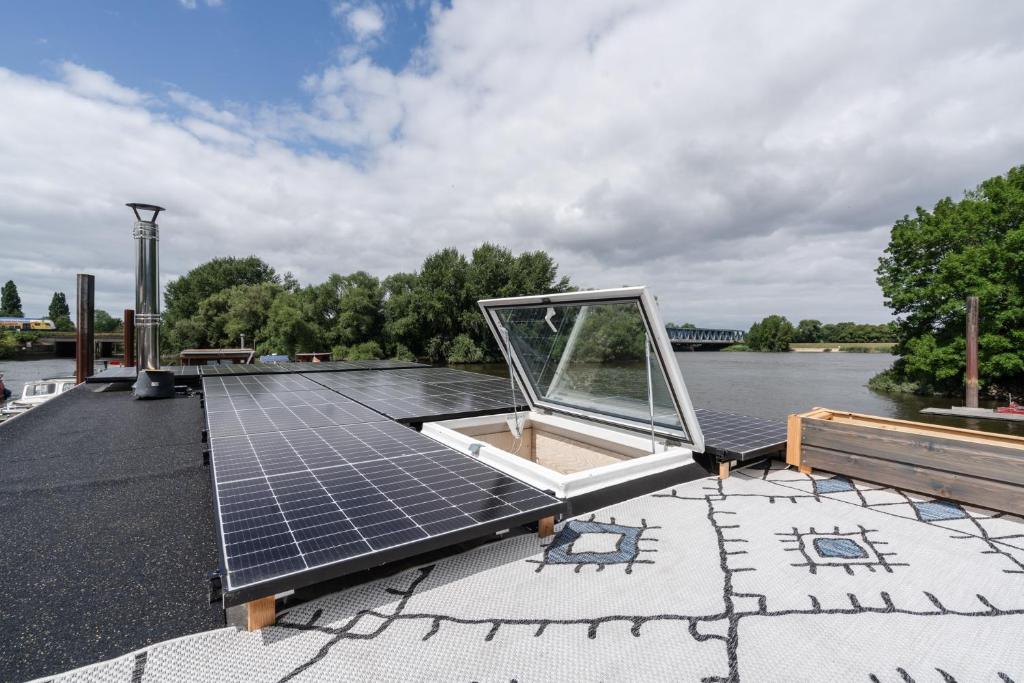 Fotografie z fotogalerie ubytování Hausboot AHOI hochwertiges Hausboote mit großer Terrasse und Kamin v Hamburku