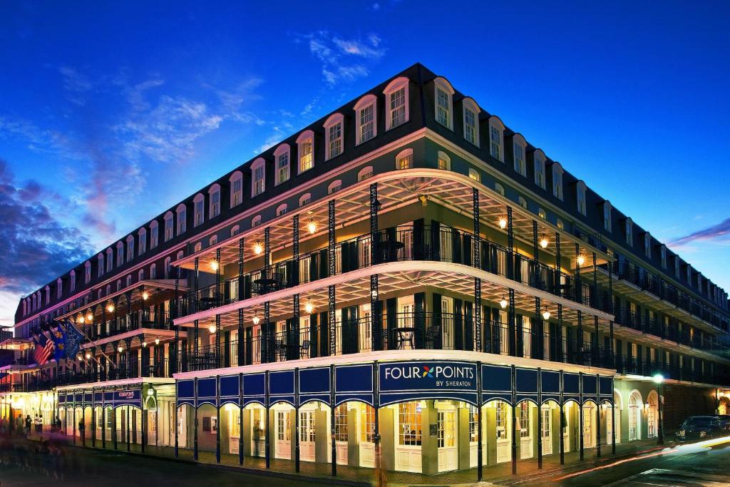 een hoog gebouw met een bord erop bij Four Points by Sheraton French Quarter in New Orleans