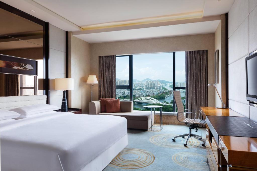 Postel nebo postele na pokoji v ubytování Sheraton Zhongshan Hotel