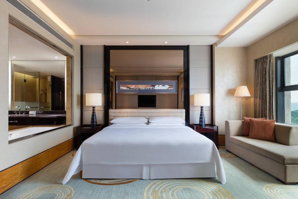 Postel nebo postele na pokoji v ubytování Sheraton Zhongshan Hotel