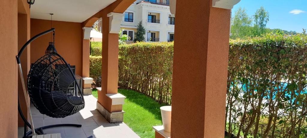 A garden outside Lilia Apartments Каваци, Созопол