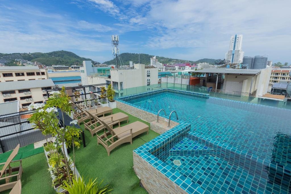 uma piscina no telhado de um edifício em Patong Buri Resort em Patong Beach