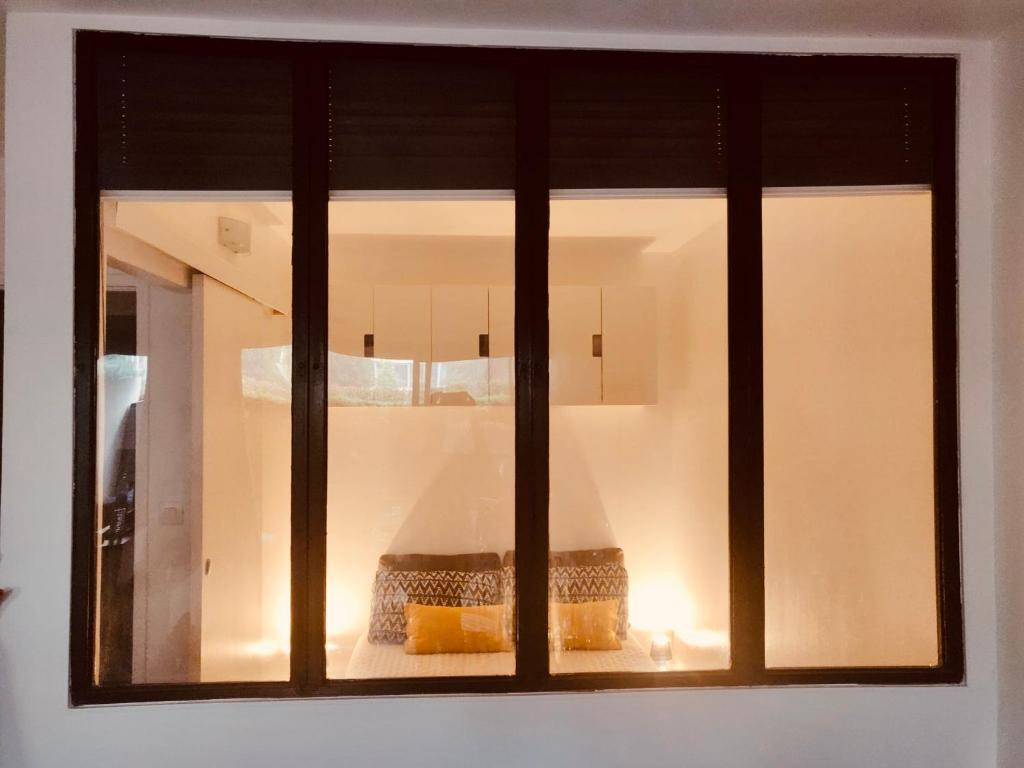 une fenêtre avec un reflet d'une table dans celle-ci dans l'établissement Mandelieu Grand studio avec Piscine et proche de la Mer, à Mandelieu-la-Napoule
