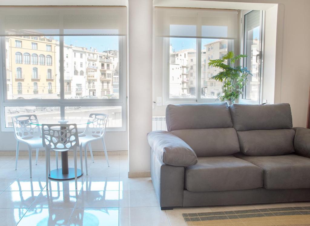 Apartament Turistics Cardona في كاردونا: غرفة معيشة مع أريكة وطاولة