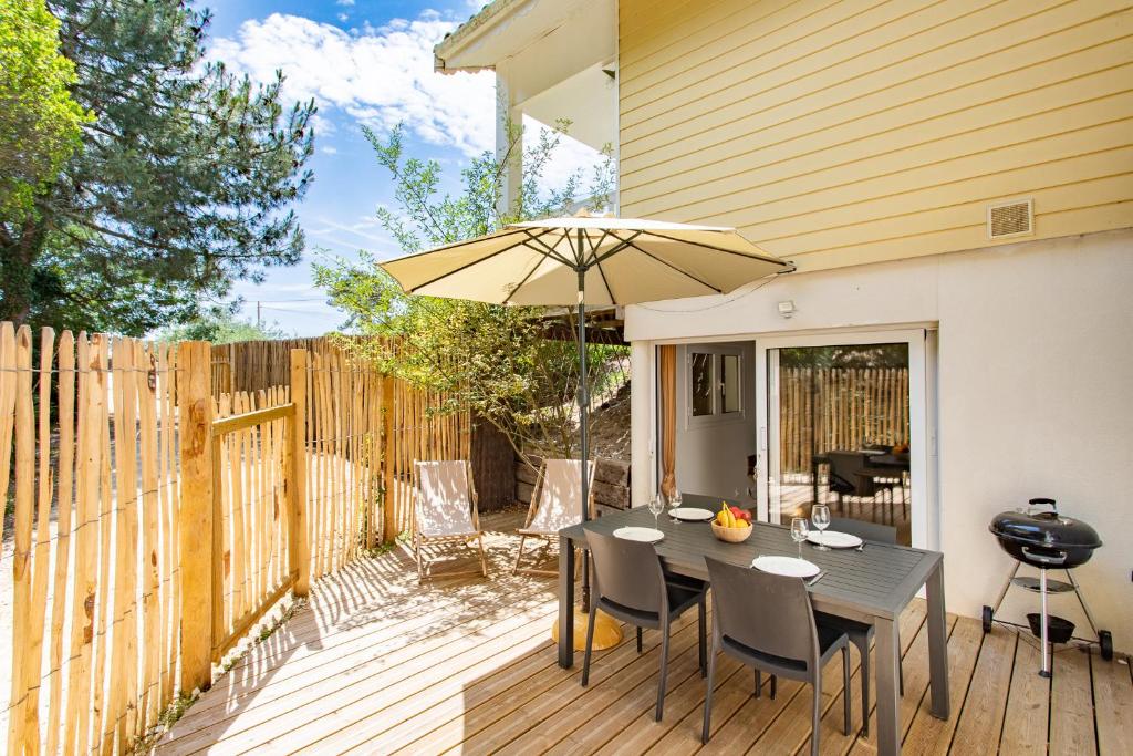 Patio lub wspólna przestrzeń na świeżym powietrzu w obiekcie Villa des Sables