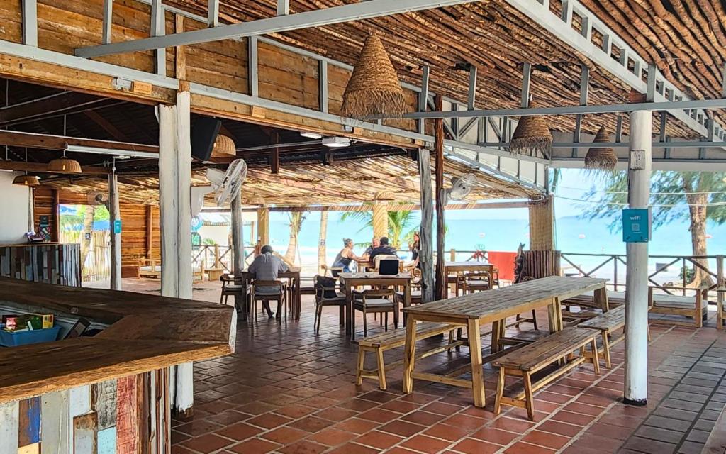 Restaurace v ubytování Mad Monkey Koh Rong