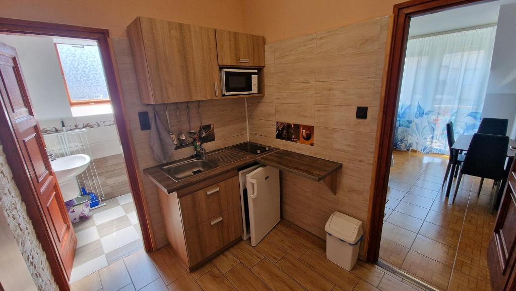 Kuchyň nebo kuchyňský kout v ubytování Napsugár Apartmanház