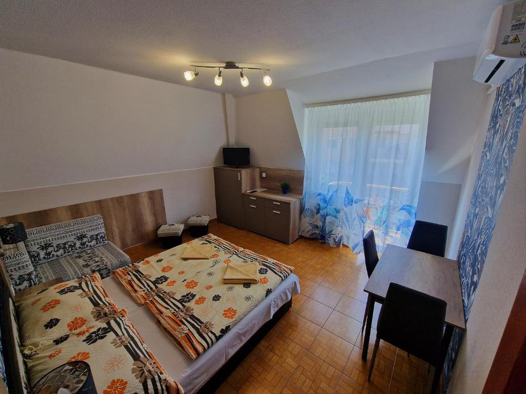 Postel nebo postele na pokoji v ubytování Napsugár Apartmanház