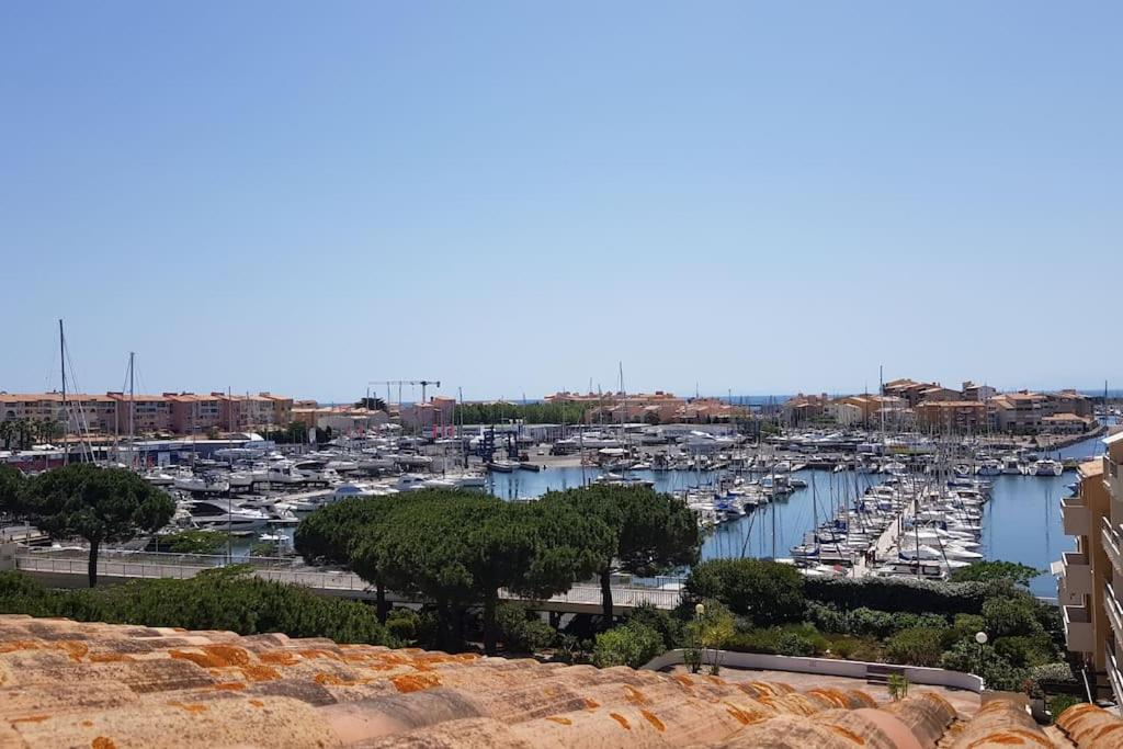 une vue d'un port avec des bateaux dans l'eau dans l'établissement Au Cap !, au Cap d'Agde