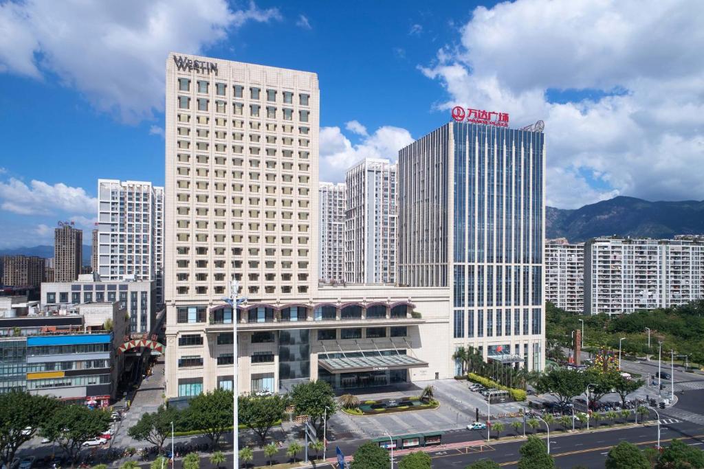 un gruppo di edifici alti in una città di 福州天元国际威斯汀酒店 a Fuzhou