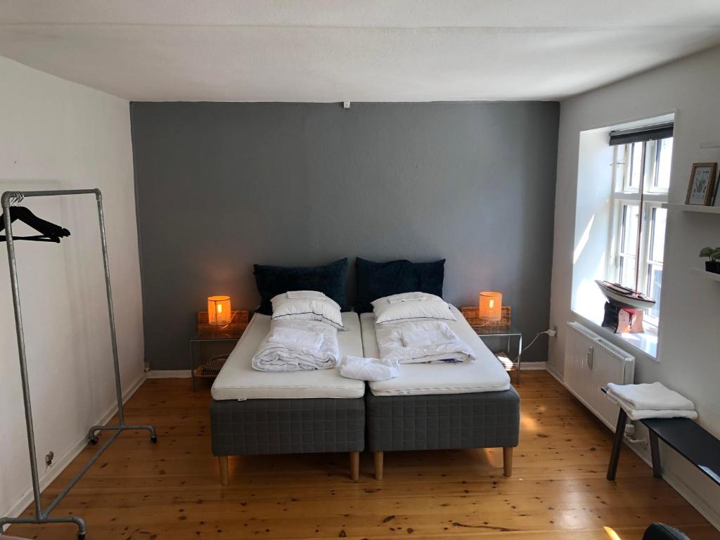 Postel nebo postele na pokoji v ubytování Huset ved springvandet