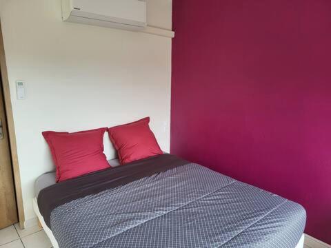 Duilhacにあるchambre avec vueのピンクの枕2つが備わるベッド1台