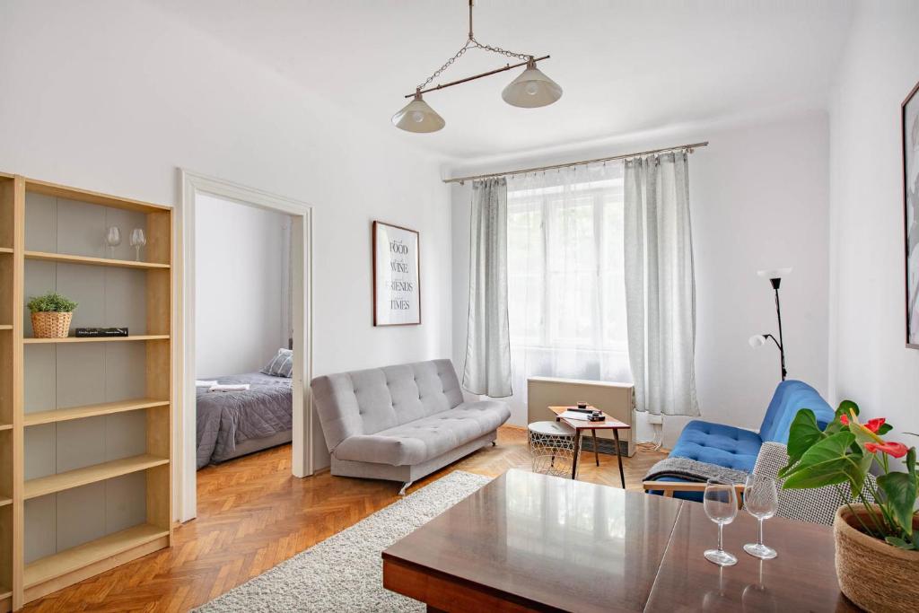 uma sala de estar com um sofá e uma mesa em Retro Secret Apartment em Cracóvia