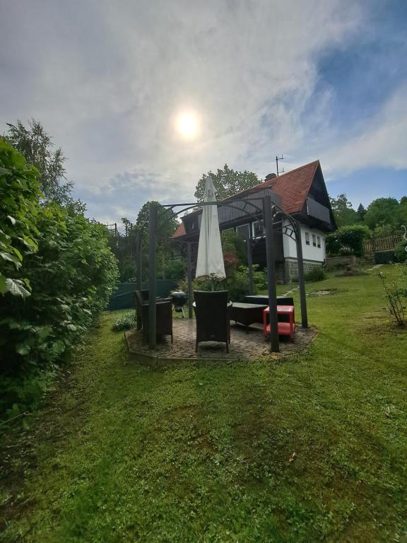 einen Pavillon mit einem Tisch und einem Sonnenschirm in der Unterkunft Chata Beruška in Kytlice