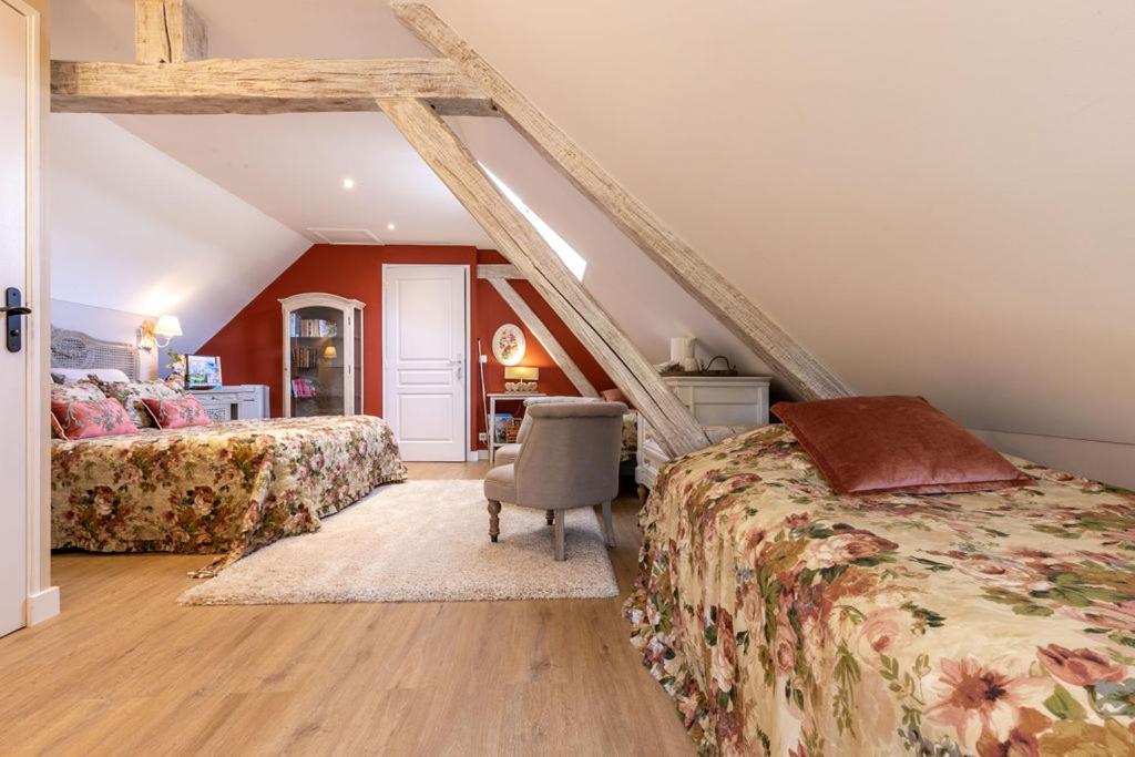 Łóżko lub łóżka w pokoju w obiekcie Le Clos des Roses Chambres et Tables d hôtes