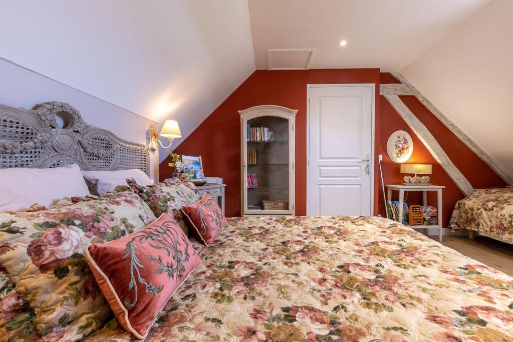 Łóżko lub łóżka w pokoju w obiekcie Le Clos des Roses Chambres et Tables d hôtes