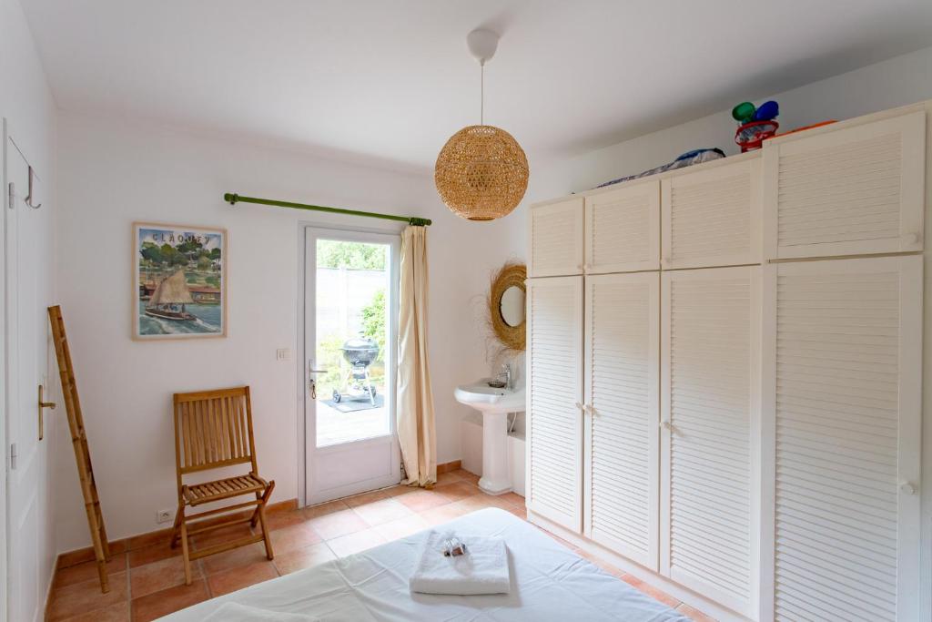 a room with white walls and a room with white blinds at Villa des Sables in Lège-Cap-Ferret