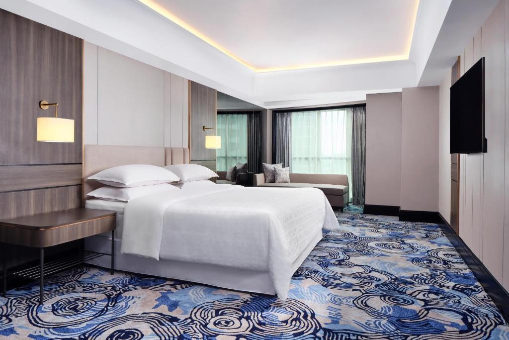 Postel nebo postele na pokoji v ubytování Sheraton Surabaya Hotel & Towers