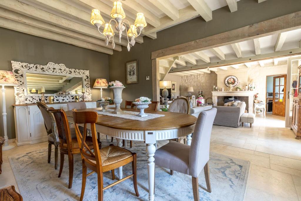 Część wypoczynkowa w obiekcie Le Clos des Roses Chambres et Tables d hôtes