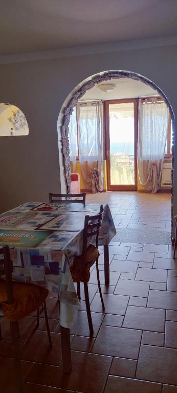 uma sala de jantar com uma mesa e cadeiras num quarto em Casa Agnese em Marina di Camerota