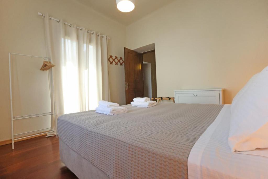 Postel nebo postele na pokoji v ubytování Pine Cottage, Syros Island
