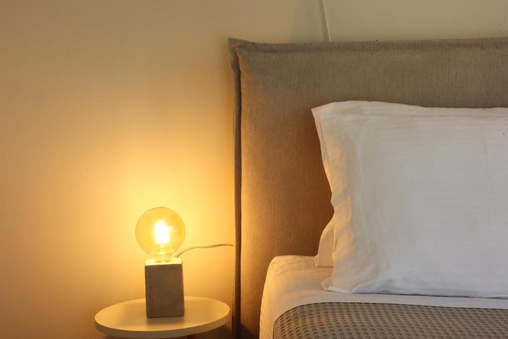 Postel nebo postele na pokoji v ubytování Pine Cottage, Syros Island