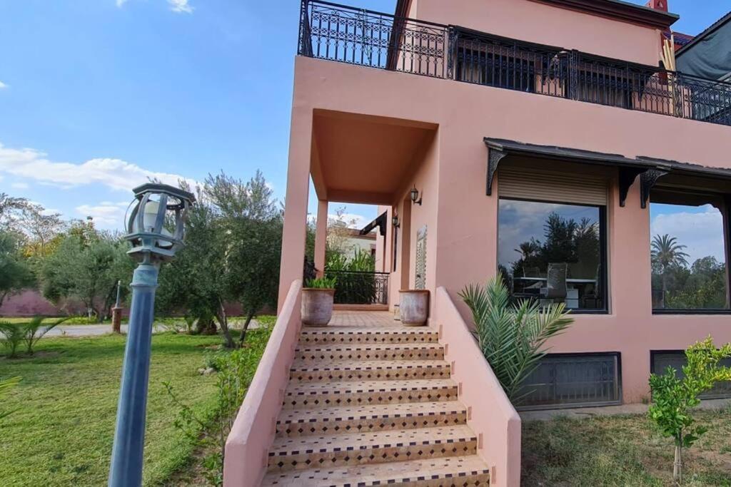 uma casa com uma escada e uma luz de rua em Entire luxury Villa in Marrakesh em Marrakech