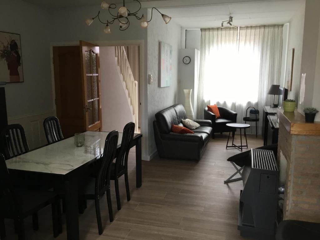sala de estar con mesa y sofá en Kustverhuur, Hoofdplaat, Achterweg 10, en Hoofdplaat