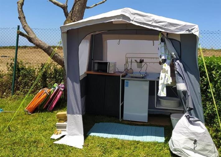 un kiosque avec une cuisine en gazon dans l'établissement Tienda de lujo 5 personas - Camping Playa de Tapia, à Tapia de Casariego