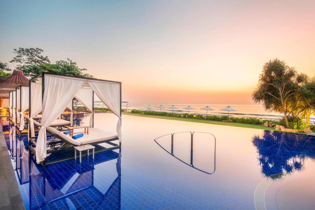 - une vue sur la piscine à débordement d'un complexe dans l'établissement Vana Belle, A Luxury Collection Resort, Koh Samui, à Chaweng Noi Beach