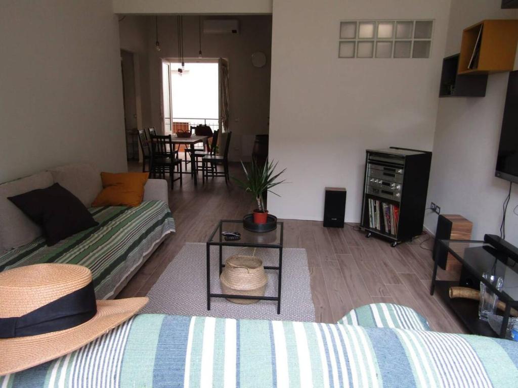 een woonkamer met een bank en een tafel bij Appartamento in centro storico. in Camaiore