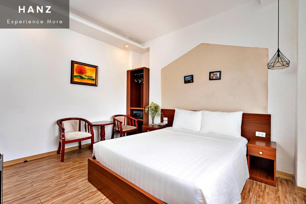 Cette chambre comprend un lit et un bureau. dans l'établissement HANZ AMI Central Hotel Hanoi, à Hanoï
