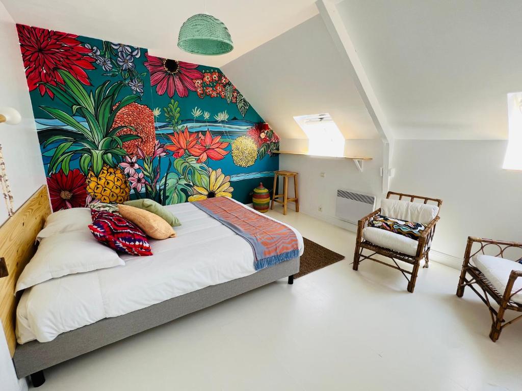 聖邦瓦代翁代的住宿－Coco bay，一间卧室设有一张带花卉墙壁的大床