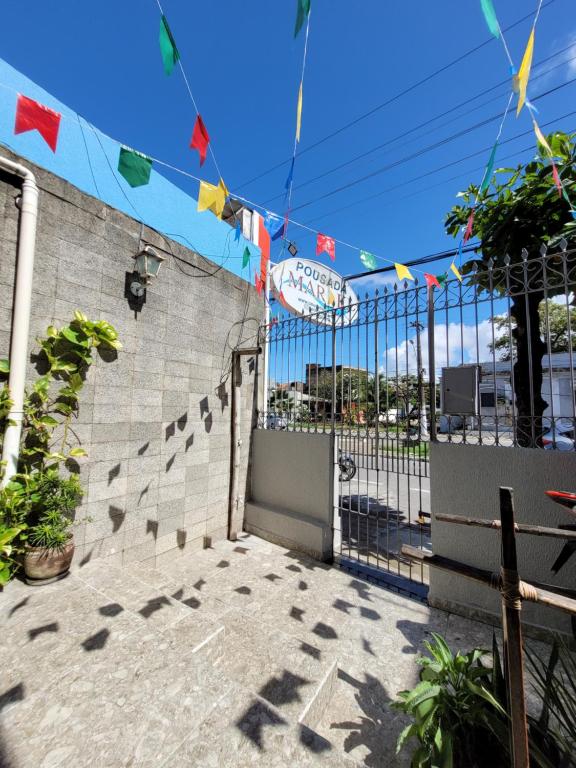 eine Terrasse mit einem Zaun und Fahnen darauf in der Unterkunft Pousada Maraki in Maceió