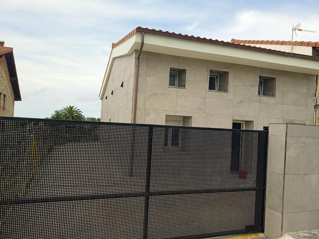 un edificio con una valla delante de un edificio en Casa San Miguel 93 santander, en Santander
