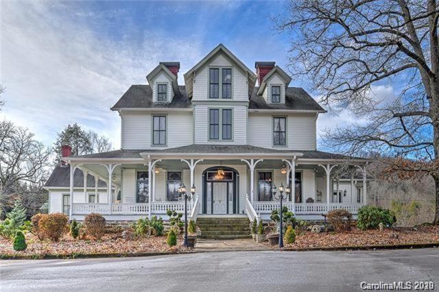 ein großes weißes Haus mit einer weißen Veranda in der Unterkunft Casa Carolina Estate in Hendersonville