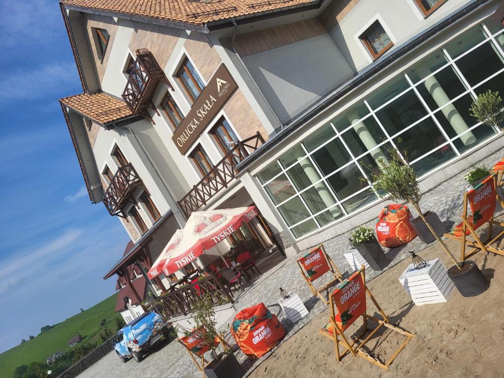 uma vista superior de um restaurante com um food truck em Orlicka Skała em Zieleniec