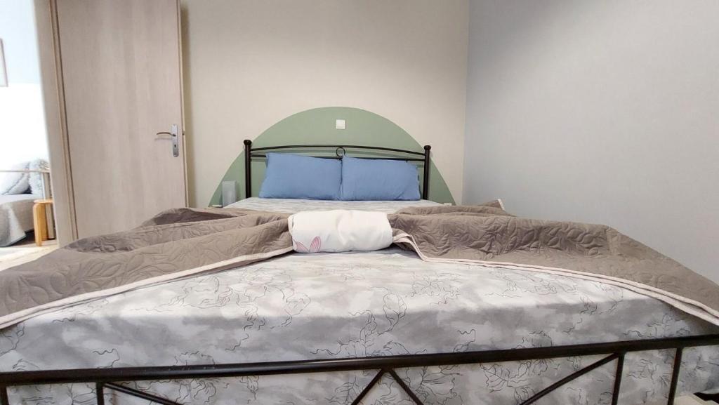 Postel nebo postele na pokoji v ubytování cozy minimal apartment