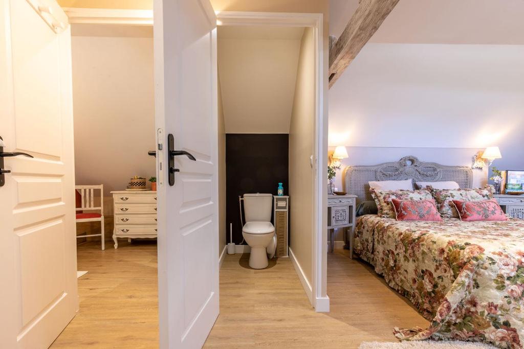 Łóżko lub łóżka w pokoju w obiekcie Le Clos des Roses Chambres et Tables d hôtes