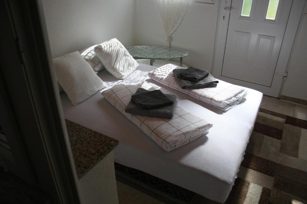 pokój z 2 łóżkami i ręcznikami w obiekcie Michaela w mieście Gračac